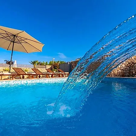 酒店 Kirsten With Heated Pool, Jacuzzi And Sauna - By Ta Leut Agency