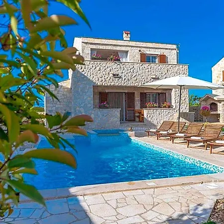 Kirsten With Heated Pool, Jacuzzi And Sauna - By Ta Leut Agency