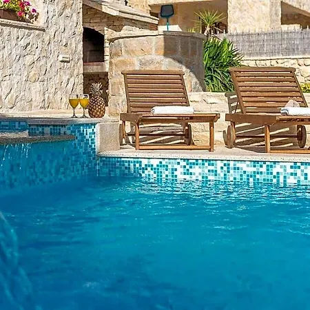 Kirsten With Heated Pool, Jacuzzi And Sauna - By Ta Leut Agency