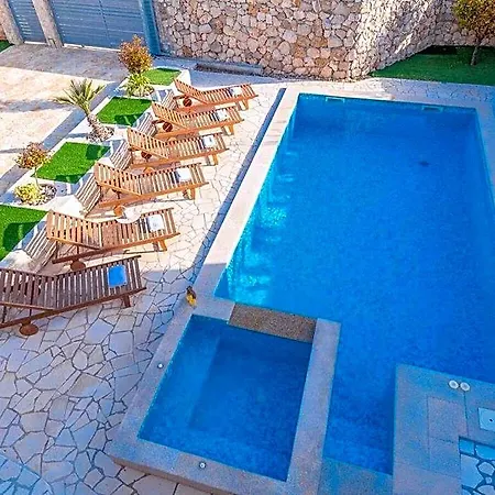 Kirsten With Heated Pool, Jacuzzi And Sauna - By Ta Leut Agency 酒店 普利拉卡