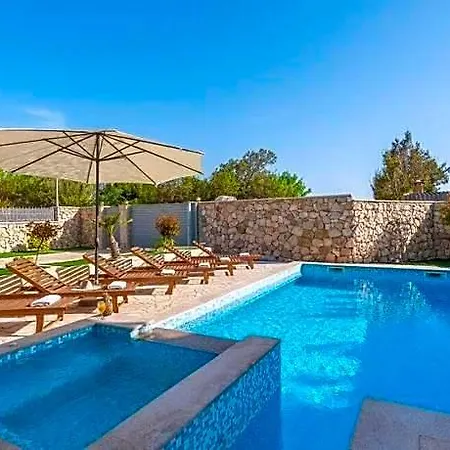 酒店 Kirsten With Heated Pool, Jacuzzi And Sauna - By Ta Leut Agency