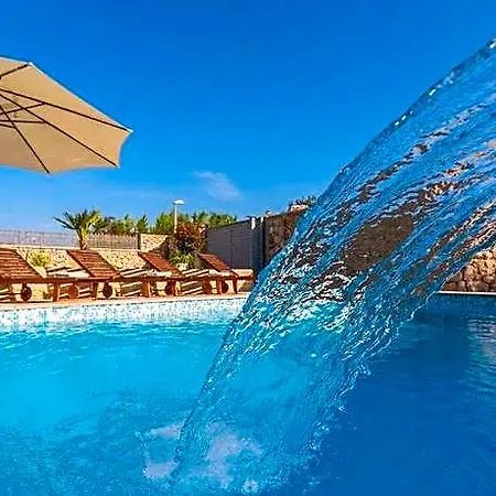 酒店 Kirsten With Heated Pool, Jacuzzi And Sauna - By Ta Leut Agency 4*